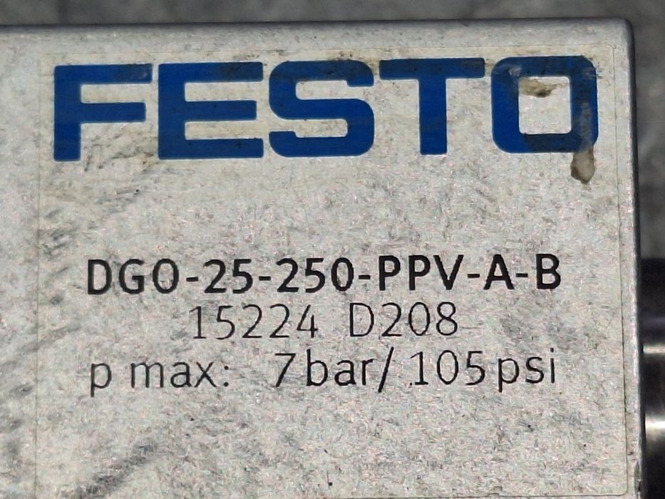 Линеен пневматичен цилиндър FESTO