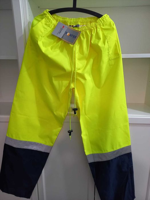 Echipament de lucru, rezistent la ploaie si vant