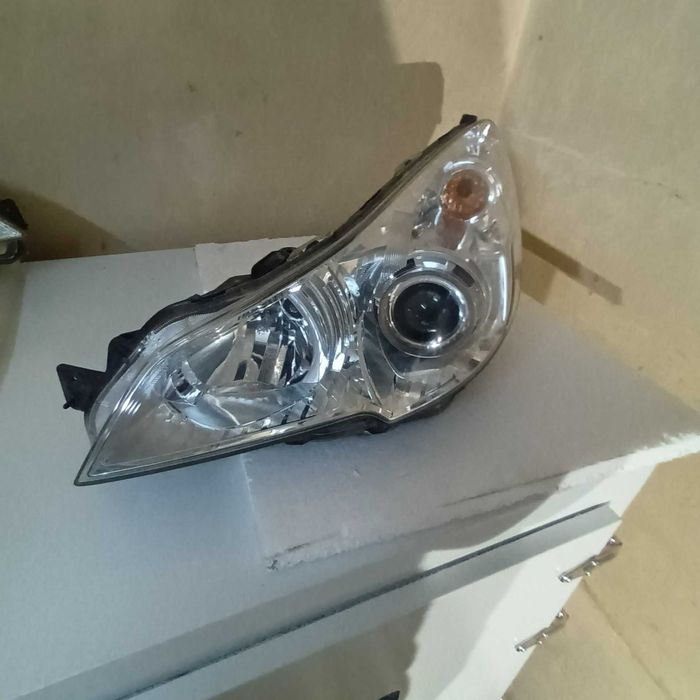 far stanga xenon dreapta subaru outback