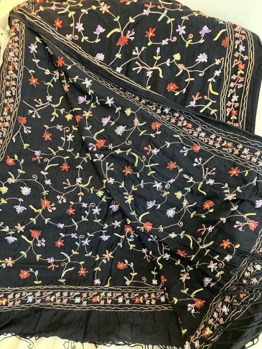 Шал с бродирани цветя