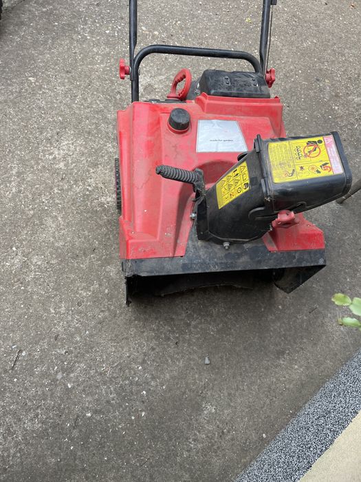 Бензинов снегорин Hecht 9123