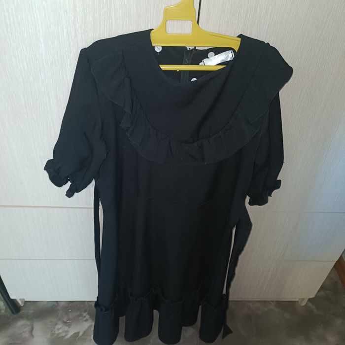 Продам школьное платье на девочку восьми лет.