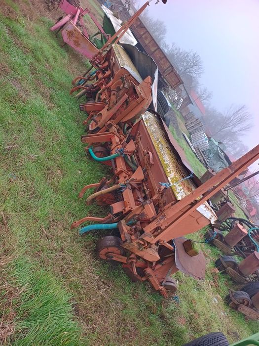 Vând semănătoare de porumb , cositoare, grebla