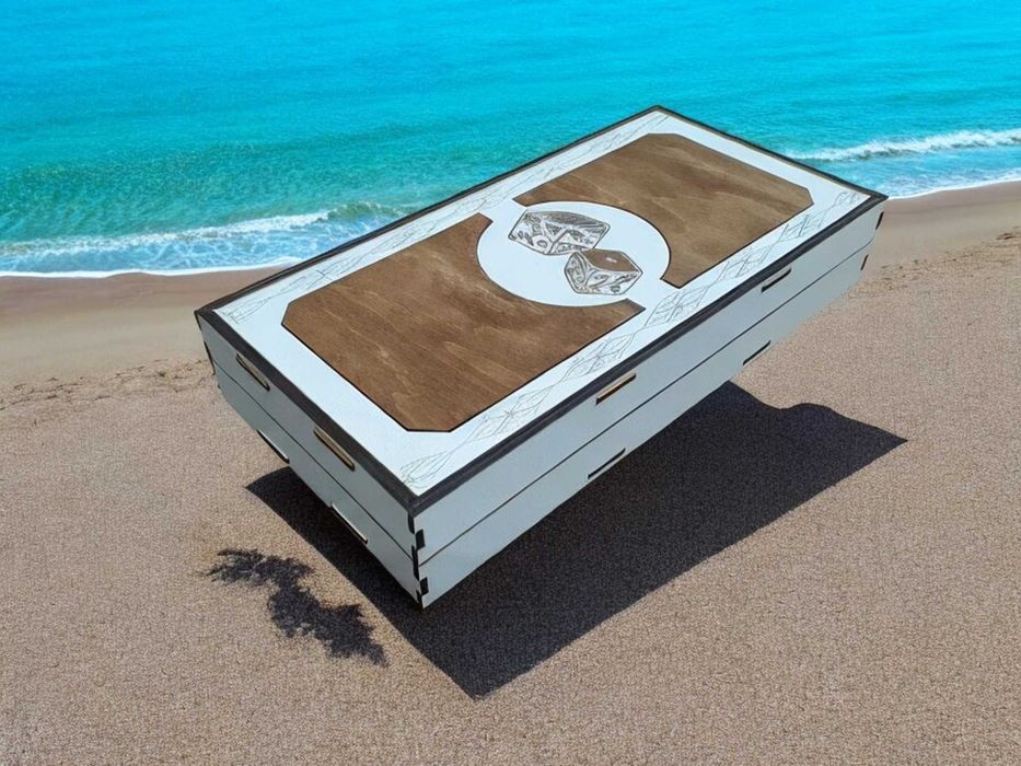 Ръчно изработена бяла табла от дърво с дизайн на зарове