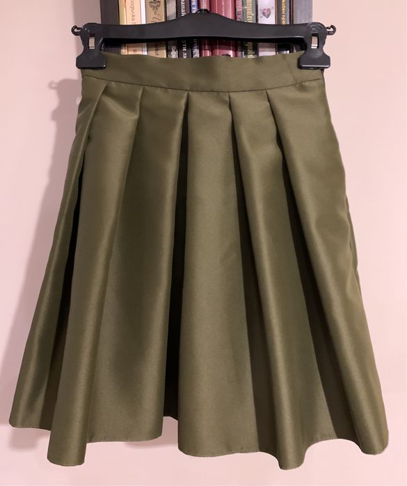 Пола в маслинено зелено