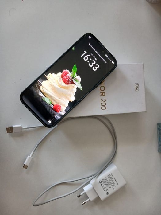 Продается телефон Honor 200