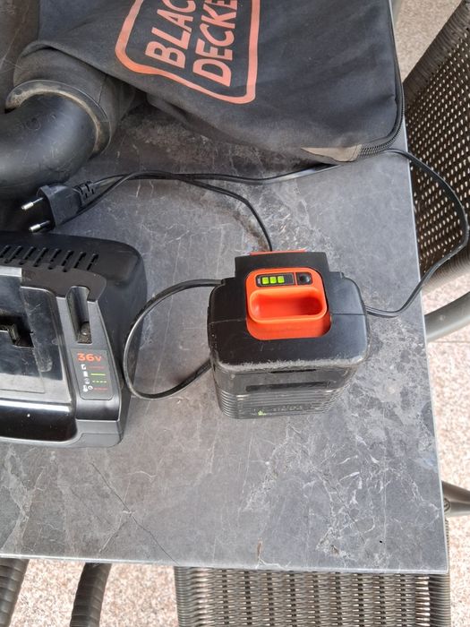 Vând  suflantă pe acumulator  Black  Decker și mașină de tuns gazon  Impos.
