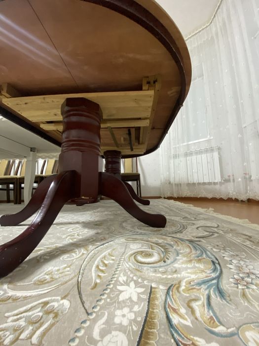 Стол деревянный.