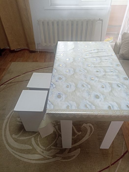 Кровать, диваны, стол, табуретки