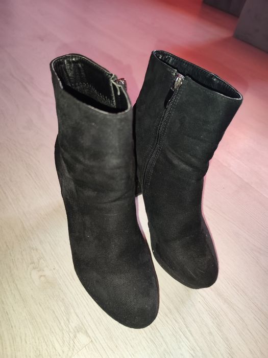 Черни велурени боти на ток