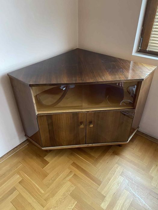 Ъглов шкаф за телевизор с витрина