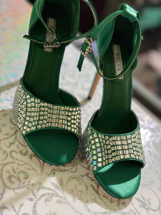 Подам женскую обувь.