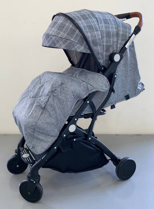 Новая коляска чемодан, в коробке, с выдвижной ручкой.  Черная расцвет