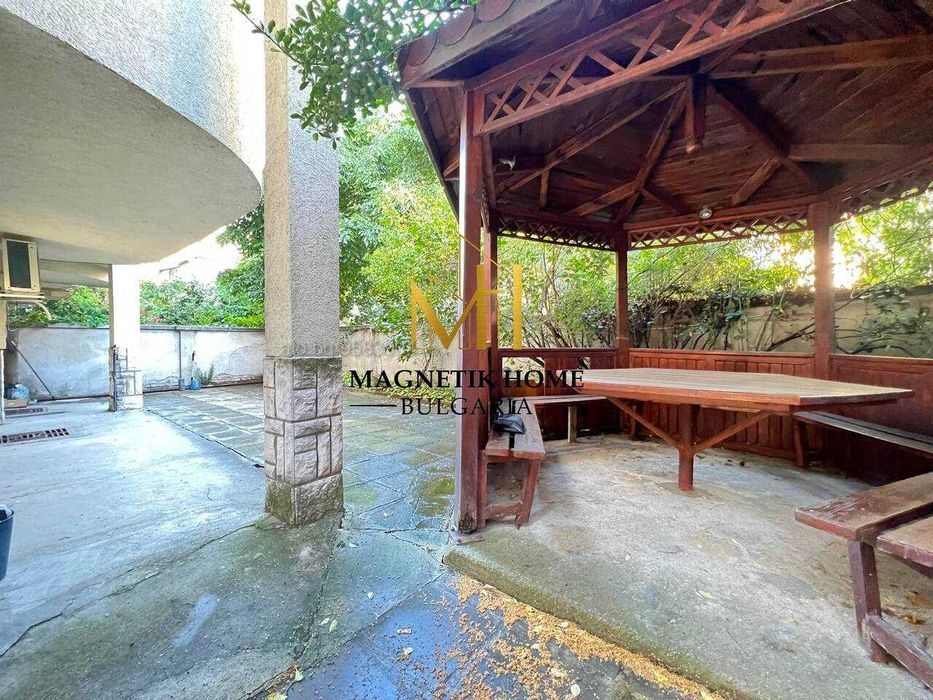 Бюджетен двустаен апартамент с беседка на метри от морската градина