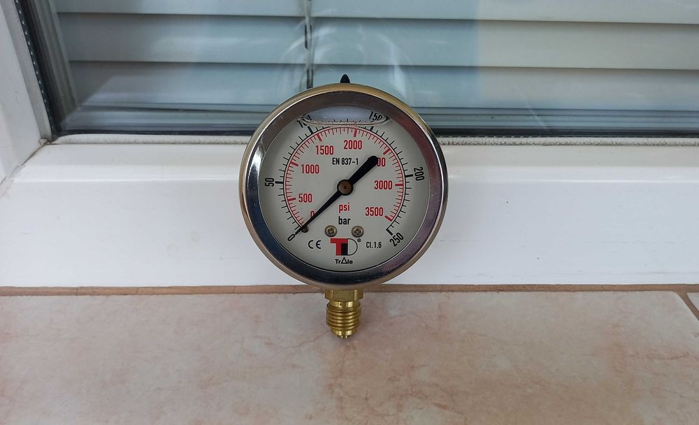 Универсален манометър - радиален ф63 с глицерин 0 - 250 bar, 3500 psi