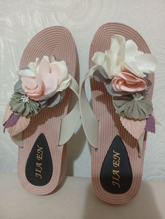 Женские шлепки-сланцы,удобные с украшением в виде цветка.