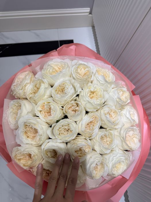 Белые розы свежие