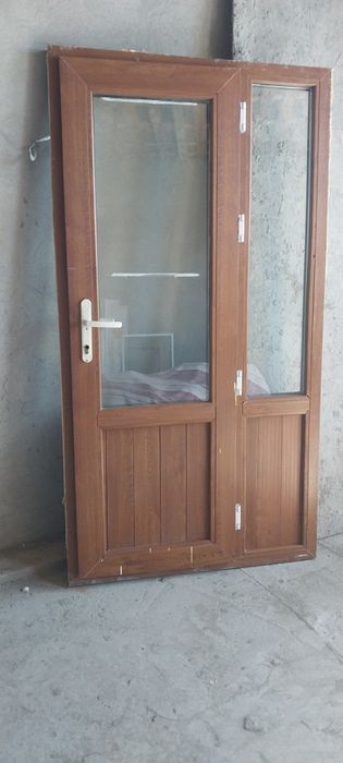 Продам пластиковую дверь