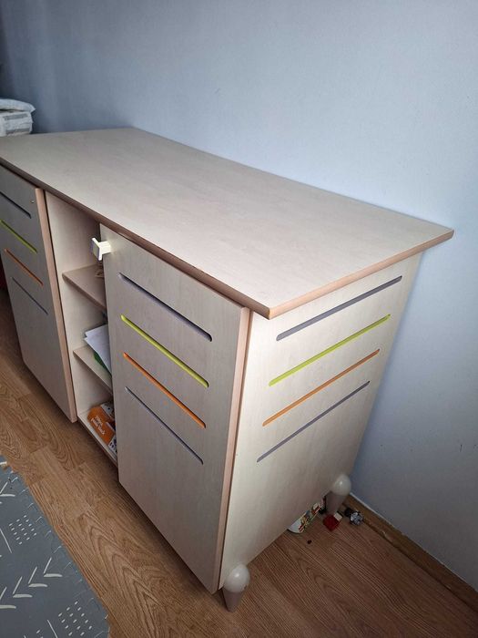 masa de infasat bebe / dulapior de haine