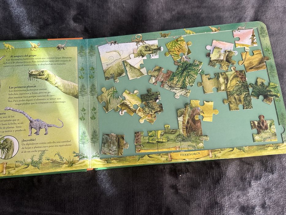 Книга за Динозаврите с пъзели на испански език