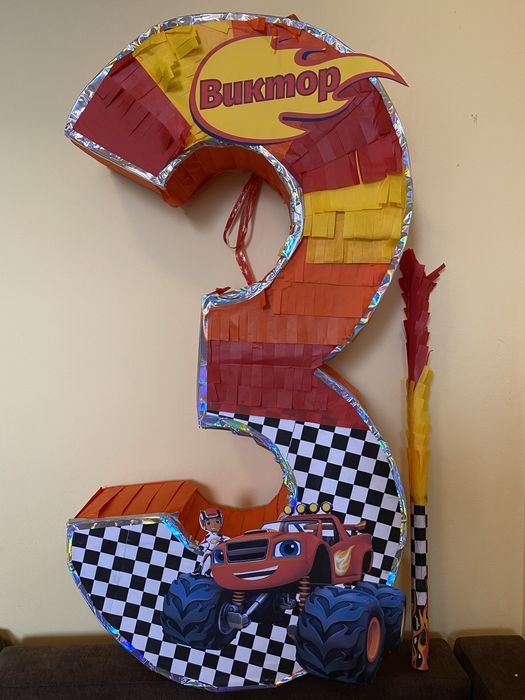 Пинята с лакомства с тема по избот