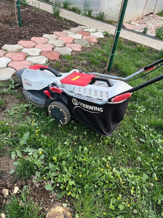 Masina de tuns iarba pe curent