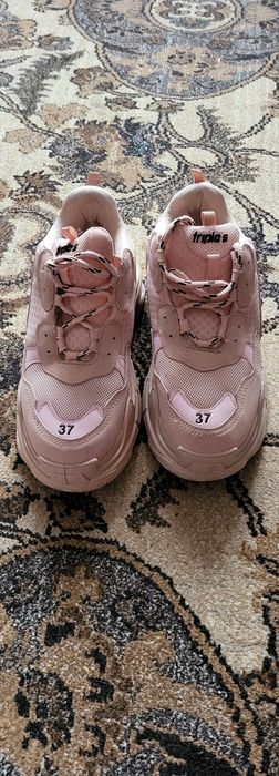 Vând adidasi impecabili