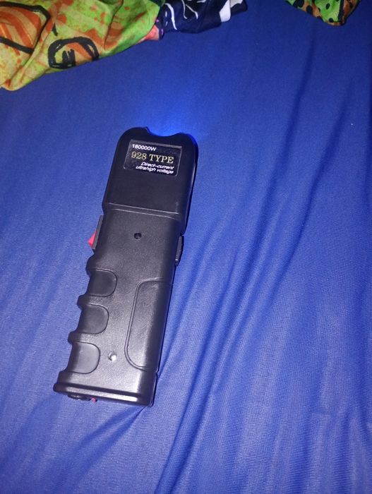 Aparat de autoapărare(electroshock și lanterna)