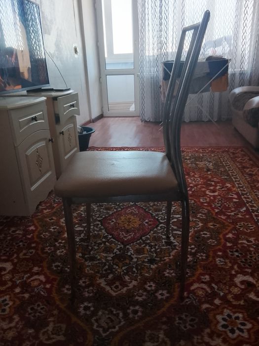 Железные стулья.