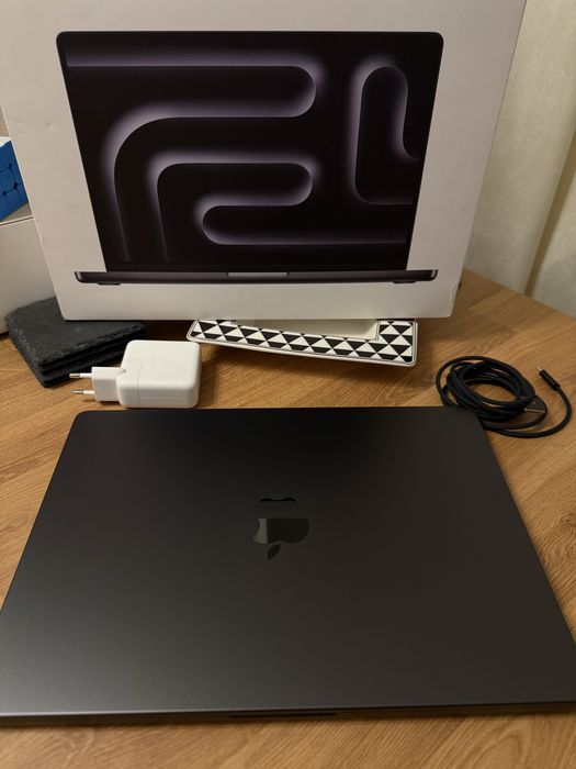 Macbook Pro 14 M5 / 16GB / 512GB / Nou / 7 cicluri + Acumulator