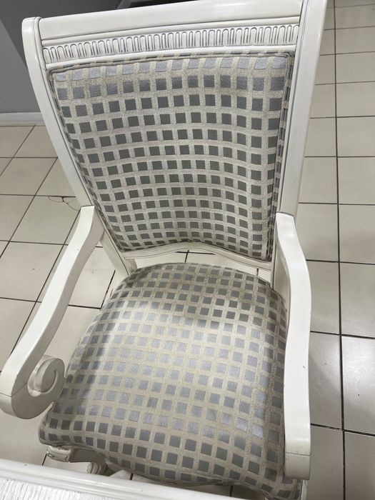 Продам обеденный стол со стульями