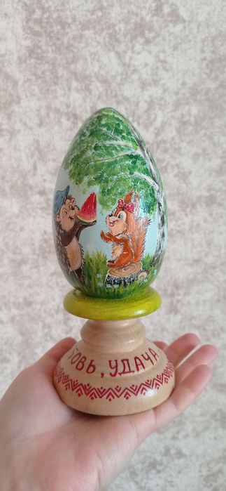 Деревянное яйцо на подставке