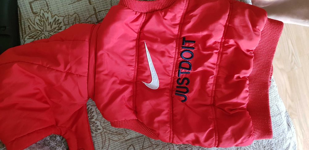 Безрукавка красная