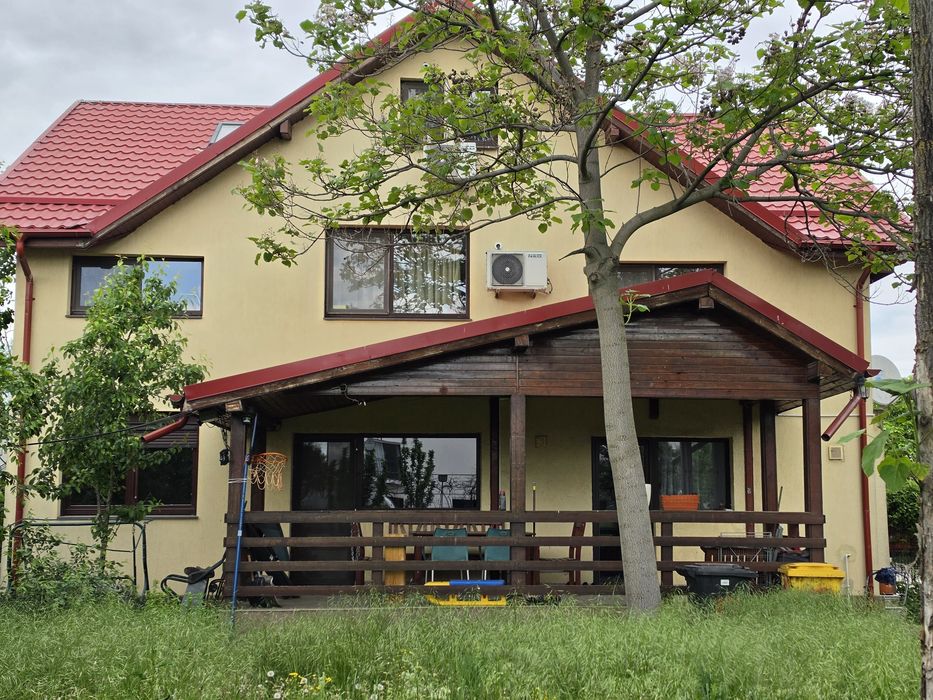 CONFORT PENTRU FAMILIE: Vila cu 5 camere si curte in Domnesti