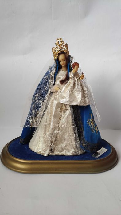 Голяма восъчна фигура на Мадоната и Младенеца в прозрачен овален купол