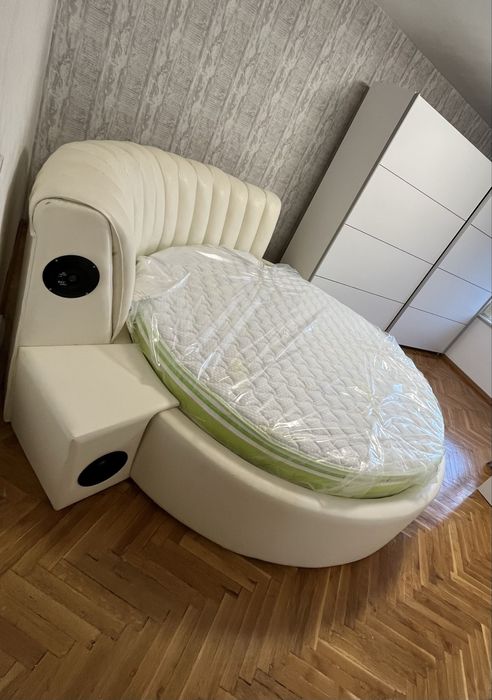 Кръгла спалня с вградени тонколони