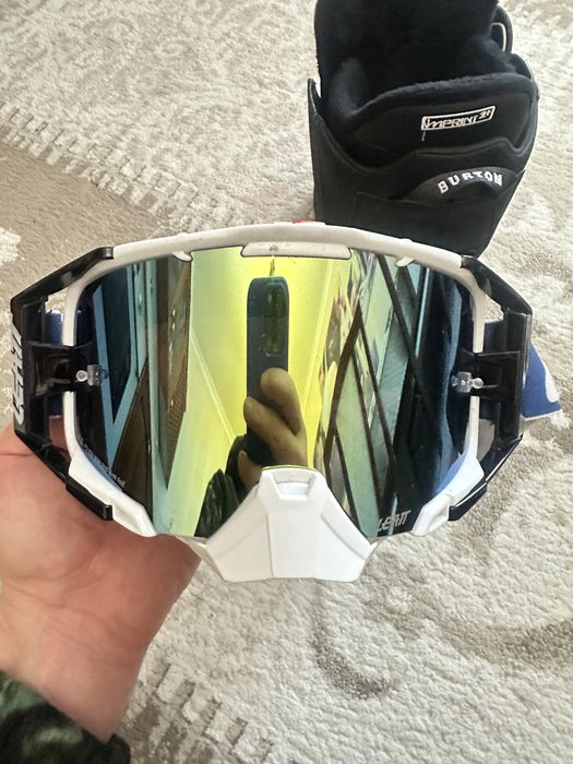 Очки лыжные и для мотокросса.