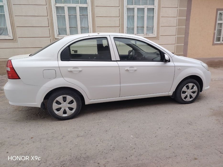 Нексия 3 сотилади