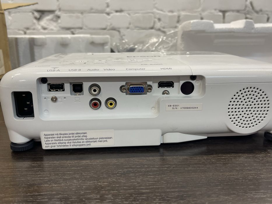 проектор Epson EB-E001 . Полная комплектация .
