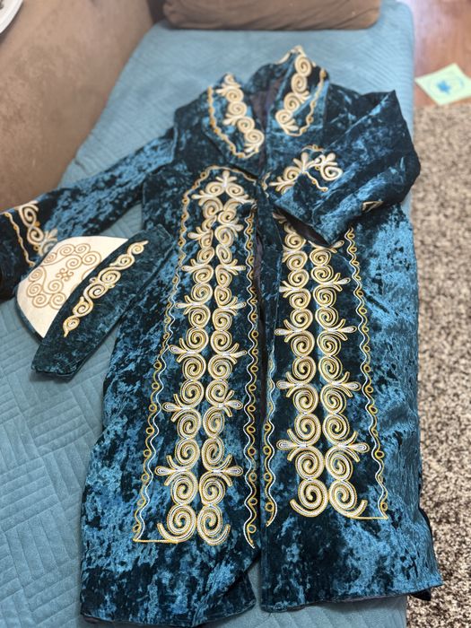 Қазақша шапан бас киіммен бірге қазақша ұлттық киім