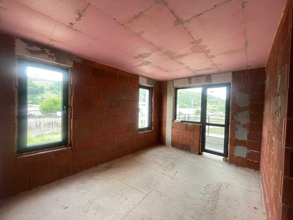 Новопостроена двуетажна къща, разположена в кв. Изгрев