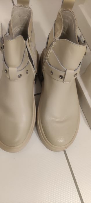 Vând  Botine  piele naturală crem