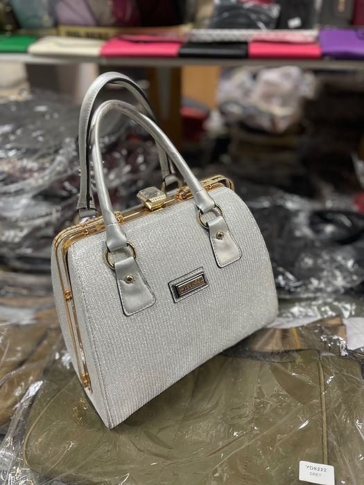 Дамска чанта с блясък, с закопчалка твърда структура – Златно бежово