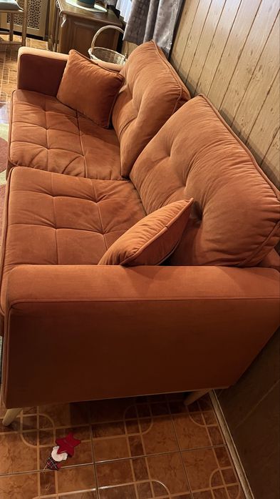 Диван-оранжев,уютен и комфортен