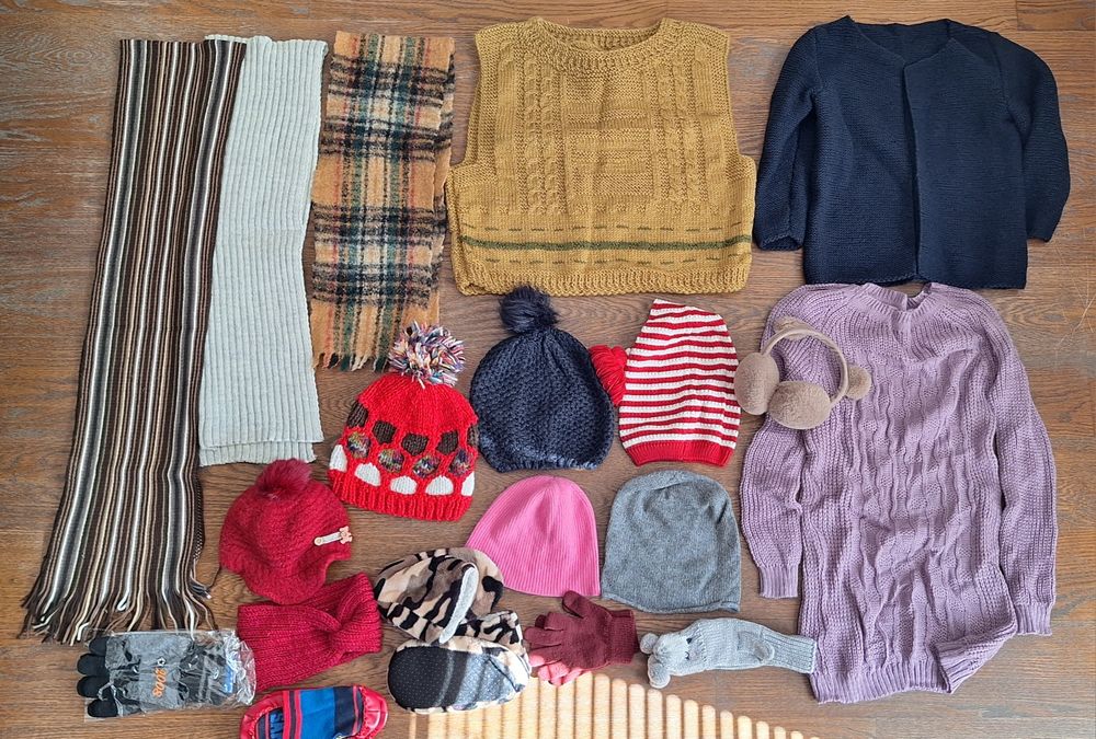 Голям лот зимни дрехи шалове шапки за момиче всичко за 5лв общо