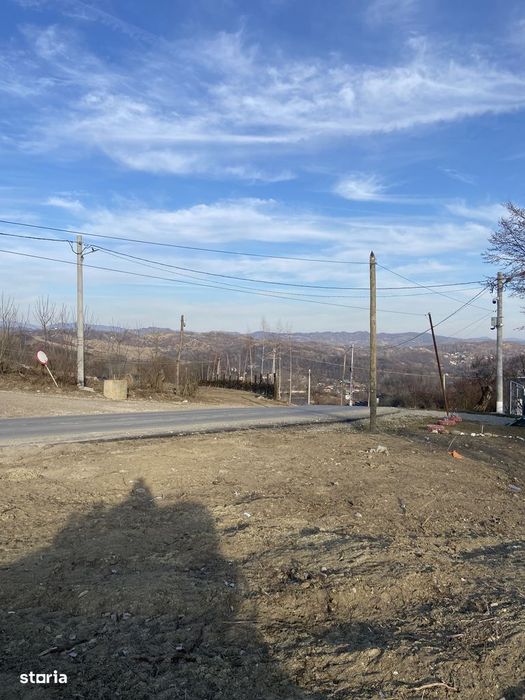 Teren intravilan 1288 mp, acces pietruit, utilități
