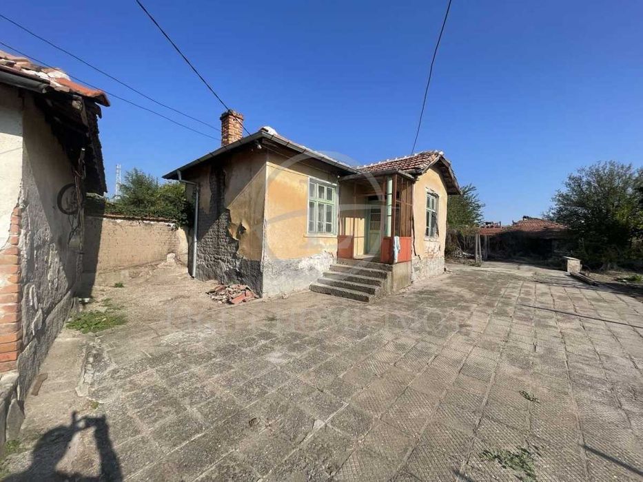 Реф. 2011 Къща с двор 2000 кв.м. / село Бяла Река