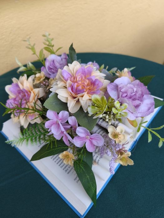 Аранжировка на цветя в кутия тип разтворена книга