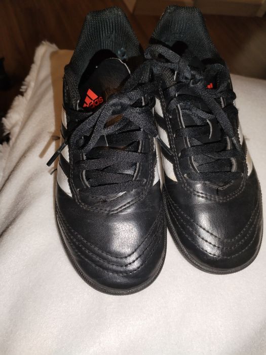 Adidasi fotbal sala marimea 33