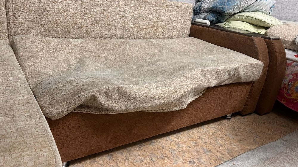 Отдам даром диван с подушками